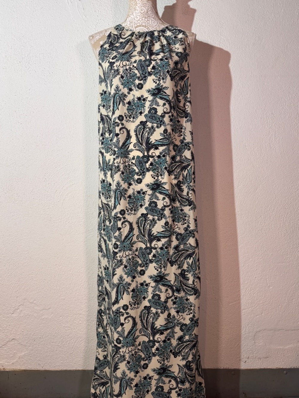 Loft // blue, white floral paisley print column maxi dress size 4 a26